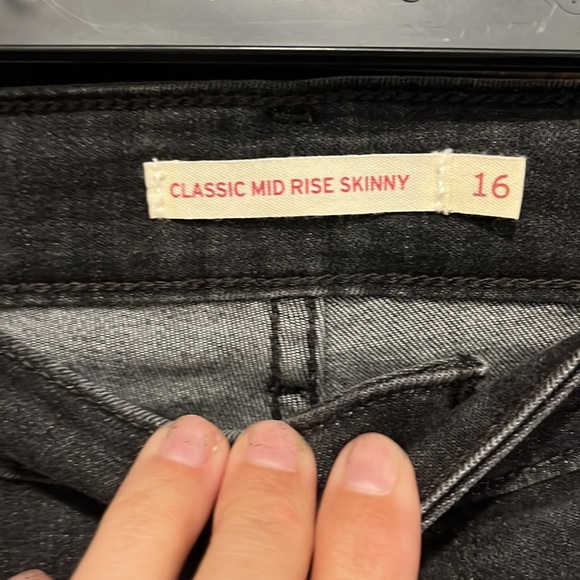 Levi’s Classic Mid Rise Skinny jeans - Picture 2 of 4